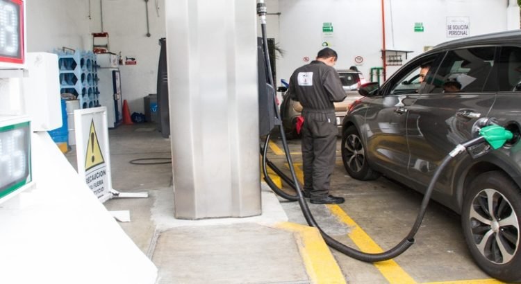 Encañonan con arma de fuego a despachador de gasolina para no pagar cuenta en Toluca