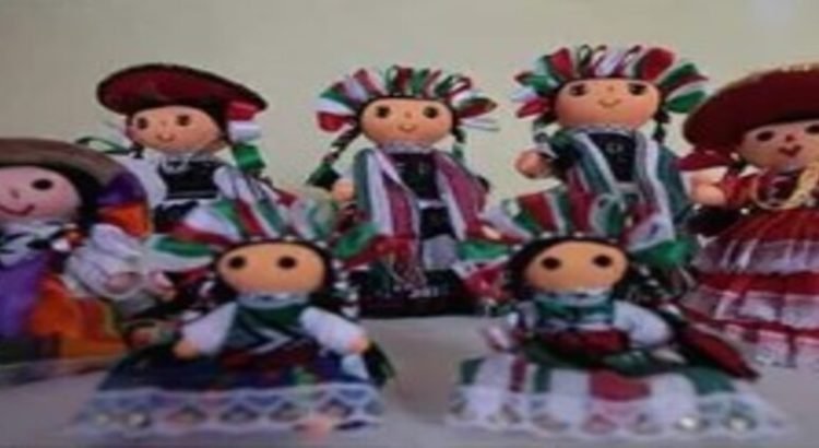Por fiestas patrias, realizan “muñeca lele charra” en Toluca