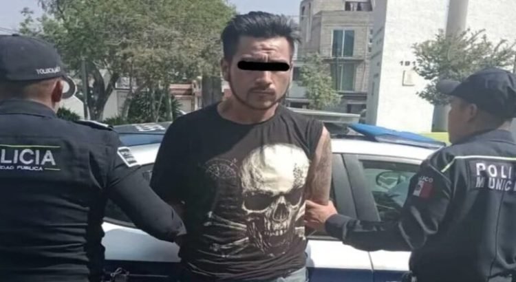 Sujetos roban camioneta en Toluca; detienen a uno con dosis de cristal