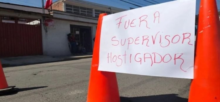 Padres de familia y directivos piden destitución de supervisor en escuela de Toluca