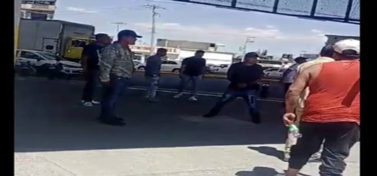 Riña entre vendedores ambulantes deja un hombre apuñalado en estación del Tren Interurbano México-Toluca