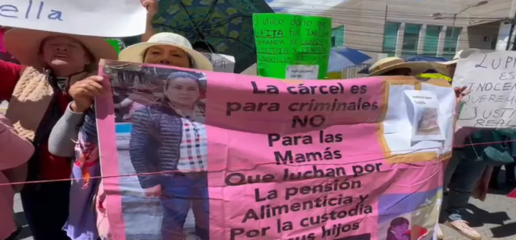 Familiares de mujer acusada injustamente se manifiestan en Juzgados de Toluca