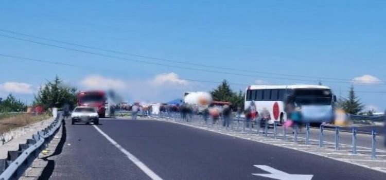 Bloquean carretera Toluca-Atlacomulco de nuevo por falta de agua