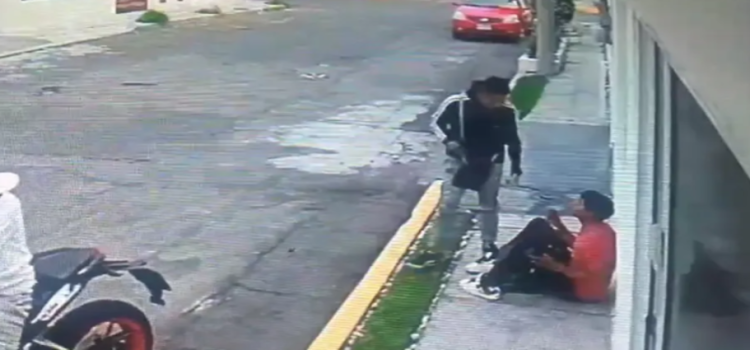 ‘Moto-ladrones’ roban celular a transeúnte en Toluca