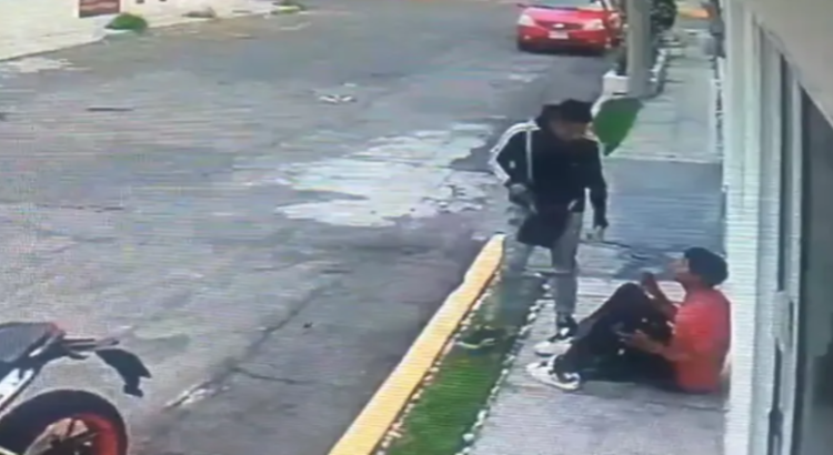 ‘Moto-ladrones’ roban celular a transeúnte en Toluca