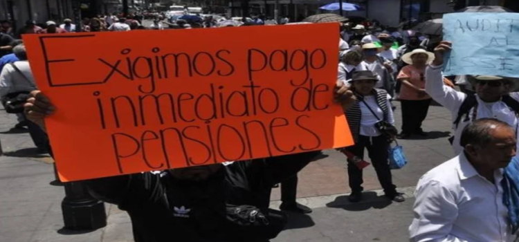 Adultos mayores protestan en Toluca por retraso en pago de pensiones del Issemym