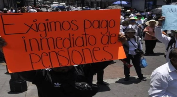Adultos mayores protestan en Toluca por retraso en pago de pensiones del Issemym