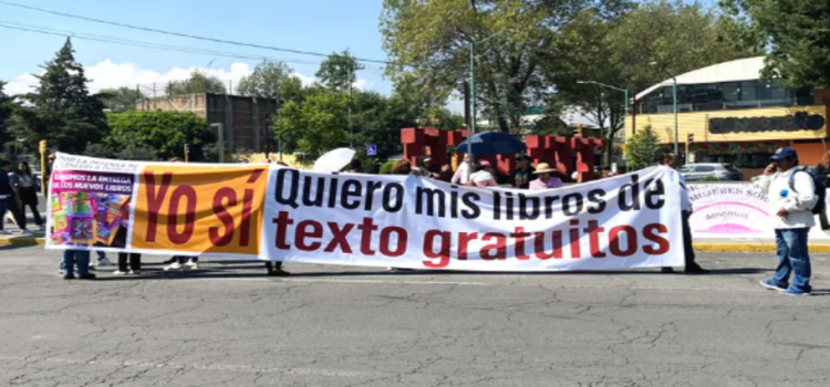 Maestros se manifiestan a favor de nuevos libros de texto en Toluca