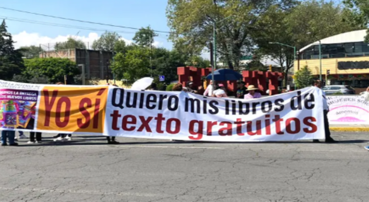 Maestros se manifiestan a favor de nuevos libros de texto en Toluca