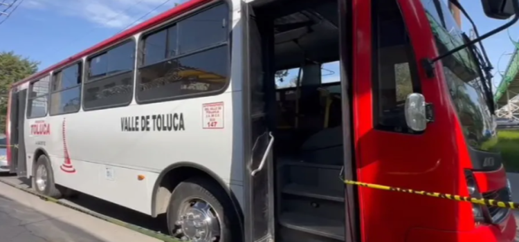 Asaltan camión de pasajeros y balean a 2 usuarios en Toluca