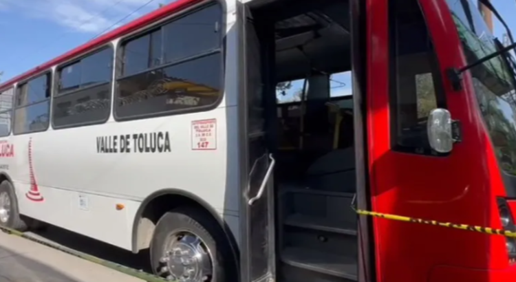 Asaltan camión de pasajeros y balean a 2 usuarios en Toluca