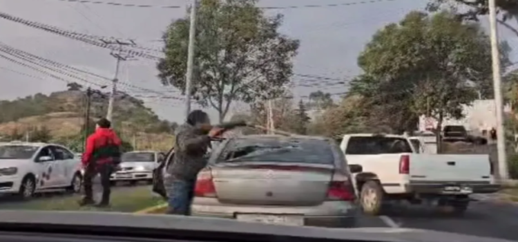 Sujeto destrozó parabrisas de auto con bat de béisbol en Toluca