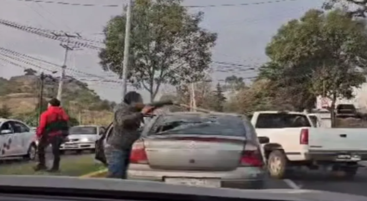 Sujeto destrozó parabrisas de auto con bat de béisbol en Toluca