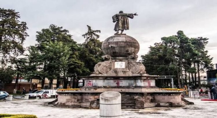 Pueblos originarios de Edomex piden retirar estatua de Colón en Toluca