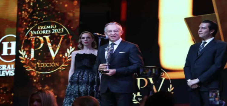 Raymundo Martínez Carbajal recibe el “Premio Valores 2023”
