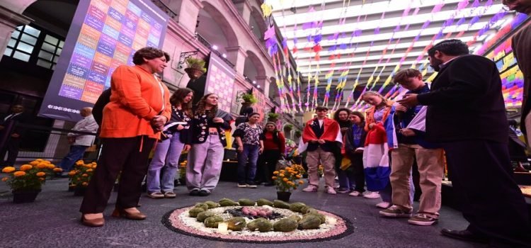 Delfina Gómez recorrió ofrenda monumental con estudiantes extranjeros en Toluca