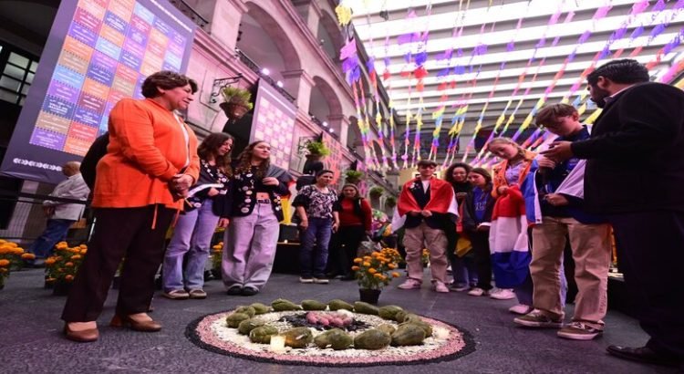 Delfina Gómez recorrió ofrenda monumental con estudiantes extranjeros en Toluca