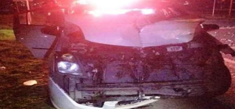Fuerte choque entre camioneta y auto dejó heridos en la Atlacomulco-Toluca