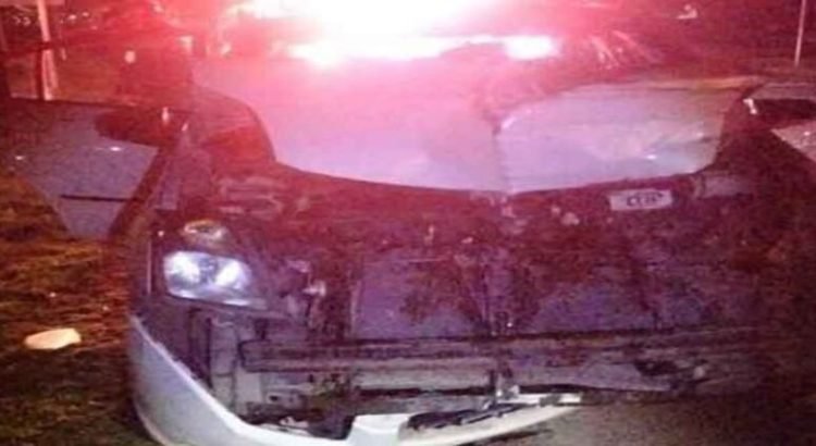 Fuerte choque entre camioneta y auto dejó heridos en la Atlacomulco-Toluca