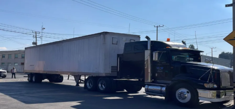 Mujer embarazada baja de tráiler en movimiento tras discusión en Gómez Palacio