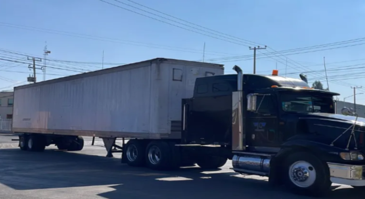 Mujer embarazada baja de tráiler en movimiento tras discusión en Gómez Palacio