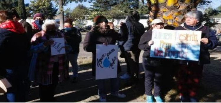 Habitantes de Toluca se manifiestan por falta de agua en autopista Atlacomulco