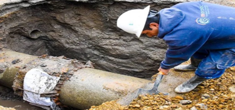 Reparan fuga sin afectar a suministro de agua en Toluca