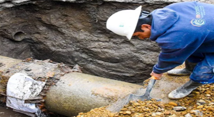 Reparan fuga sin afectar a suministro de agua en Toluca