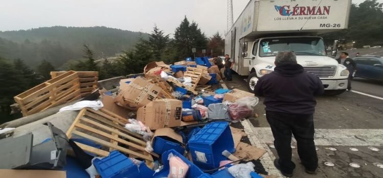 Tráiler cargado con cajas de productos volcó en la México-Toluca