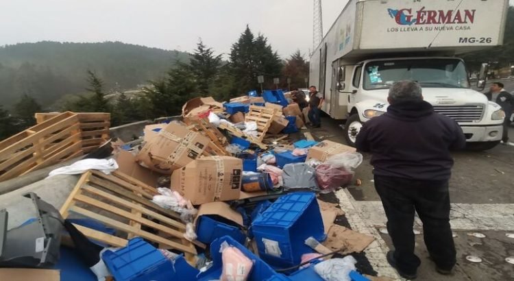 Tráiler cargado con cajas de productos volcó en la México-Toluca