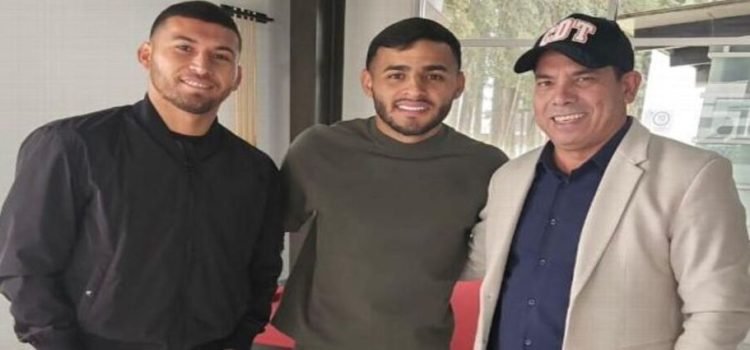 Juan Escobar firmó su contrato con Toluca