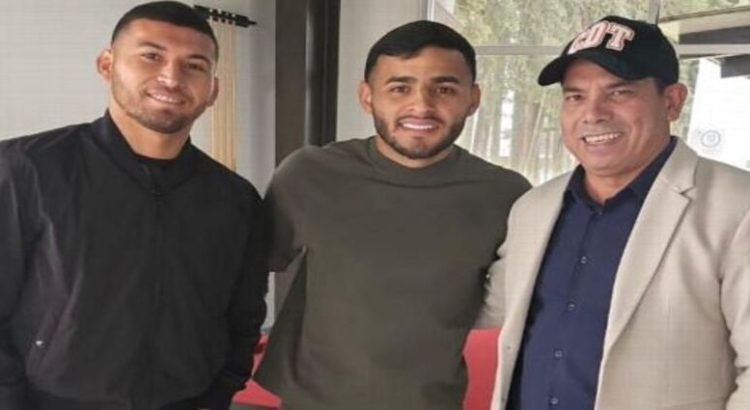 Juan Escobar firmó su contrato con Toluca