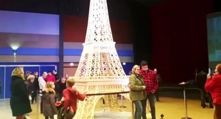 Entró al Guinness por construir una Torre Eiffel con cerillos