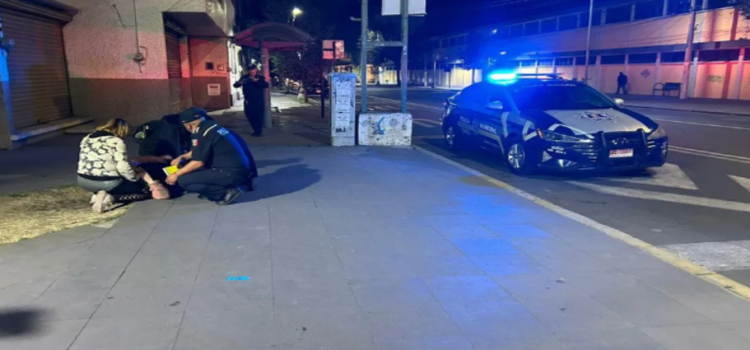Pareja en moto asalta a mujer en el Centro de Toluca