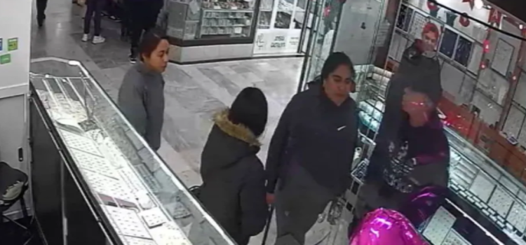 Mujeres roban charola de joyas en Centro Joyero de Toluca