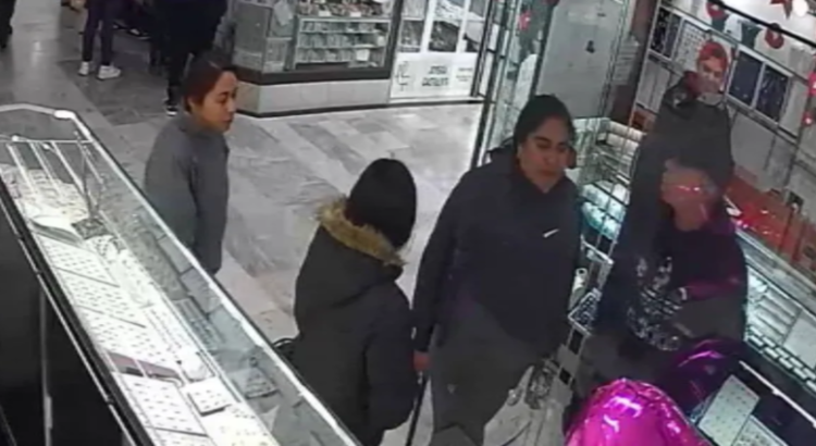 Mujeres roban charola de joyas en Centro Joyero de Toluca