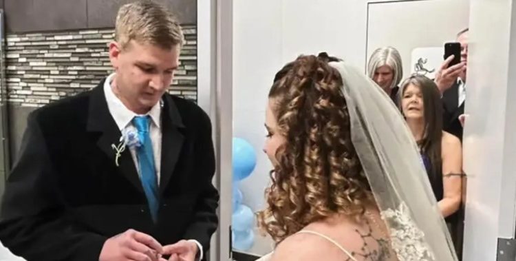 Celebraron su boda ….en el baño de una gasolinera