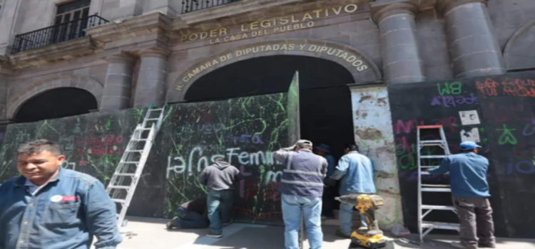Blindan edificios y monumentos en Toluca por marcha del 8M