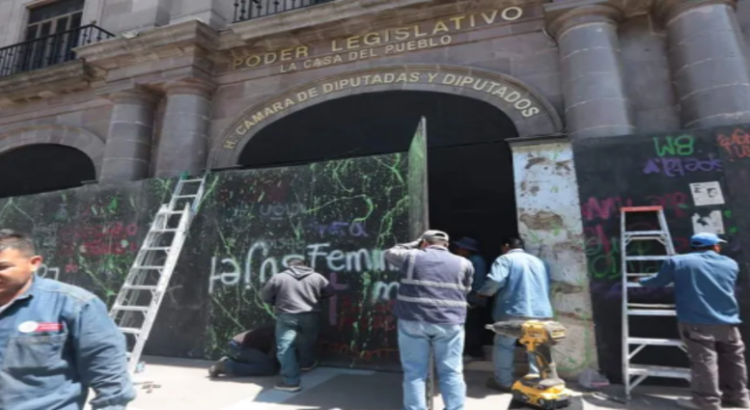 Blindan edificios y monumentos en Toluca por marcha del 8M