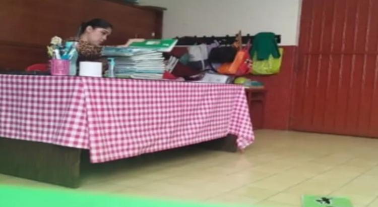 Destituyen de su cargo a maestra que arrojó libretas de alumnos en Toluca
