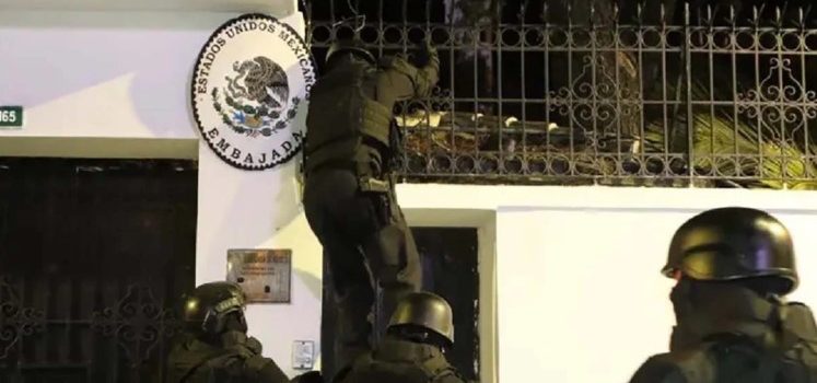 Irrumpen policías en la embajada de México en Ecuador
