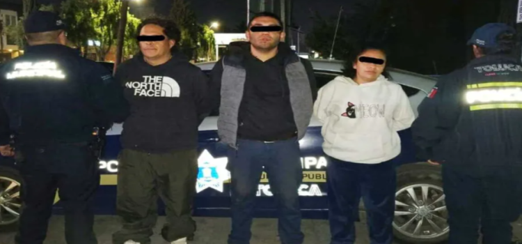 Detienen a 3 por robar cigarros y alcohol en una tienda en Toluca