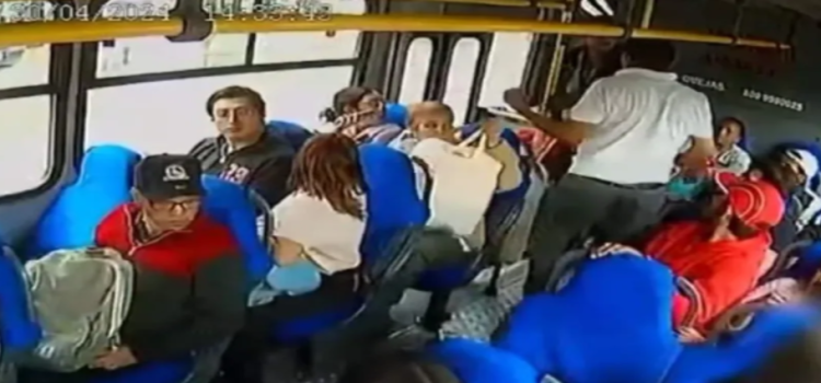 Chofer de autobús golpea presunto acosador de una joven en Toluca