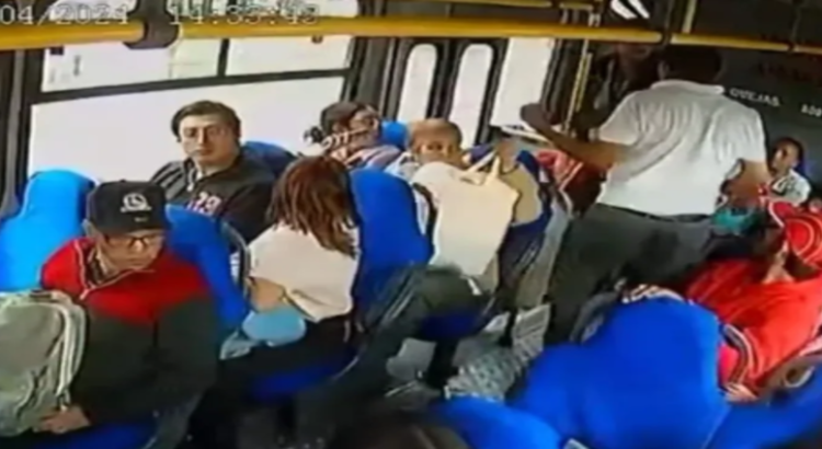 Chofer de autobús golpea presunto acosador de una joven en Toluca