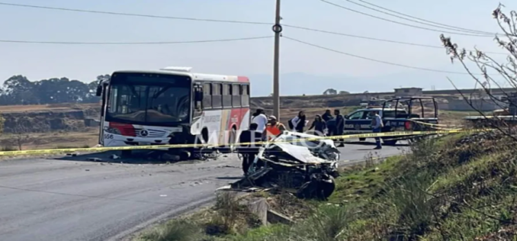 Autobús y auto particular chocan en Almoloya de Juárez y dejan saldo de un muerto