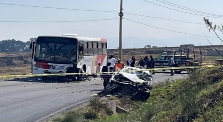Autobús y auto particular chocan en Almoloya de Juárez y dejan saldo de un muerto