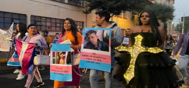 Comunidad LGBT protesta contra la transfobia en Toluca