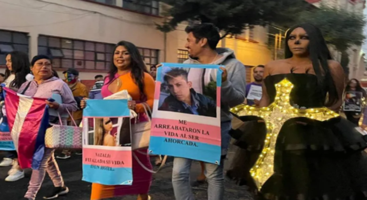 Comunidad LGBT protesta contra la transfobia en Toluca