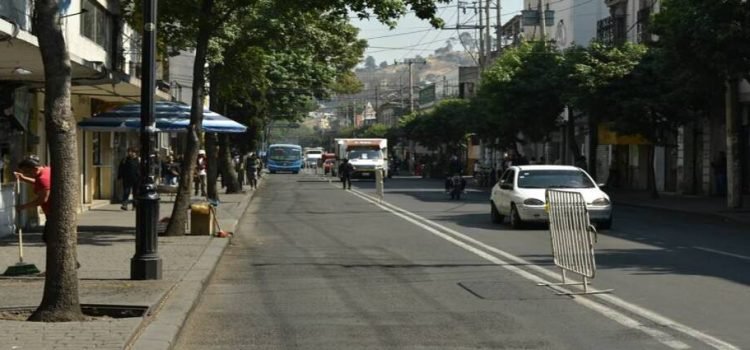 Abren carril exclusivo para transporte público en avenidas céntricas de Toluca