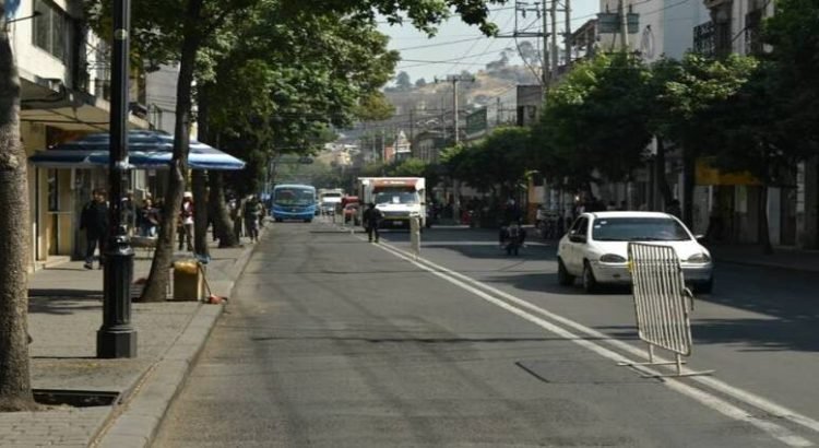 Abren carril exclusivo para transporte público en avenidas céntricas de Toluca